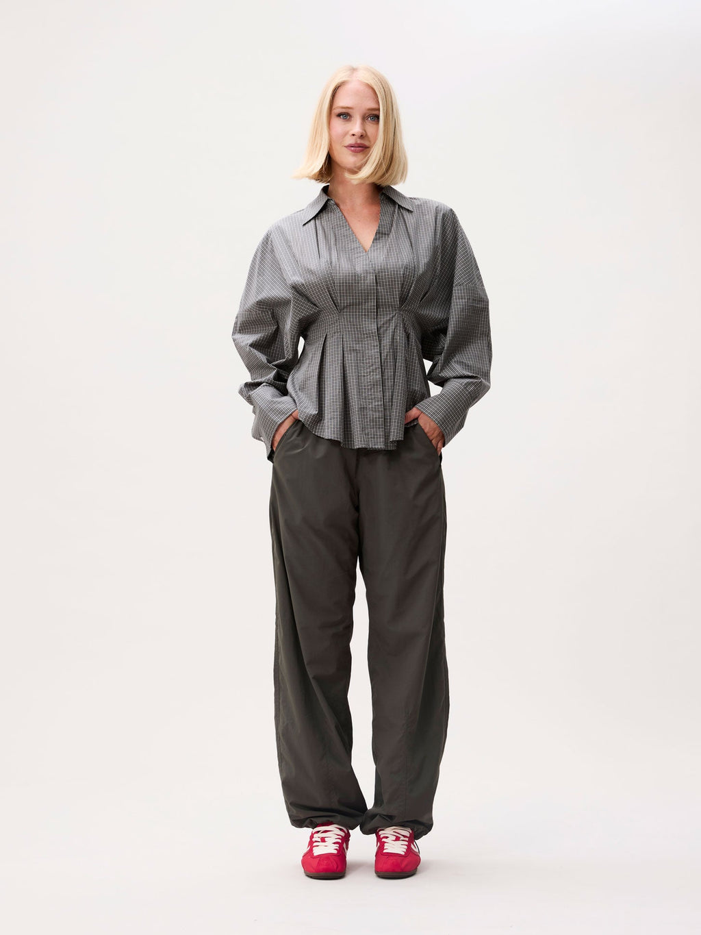 Catwalk Junkie check blouse with waist pleats in donkergroen