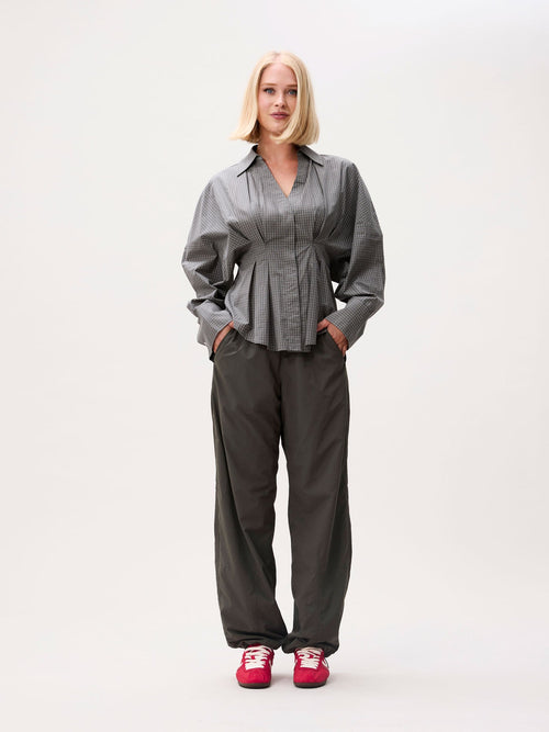 Catwalk Junkie check blouse with waist pleats in donkergroen