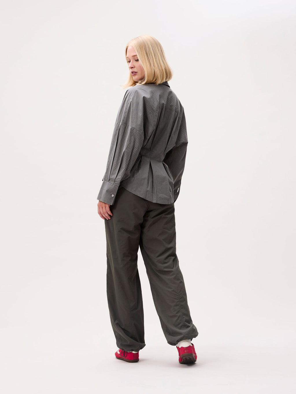Catwalk Junkie check blouse with waist pleats in donkergroen