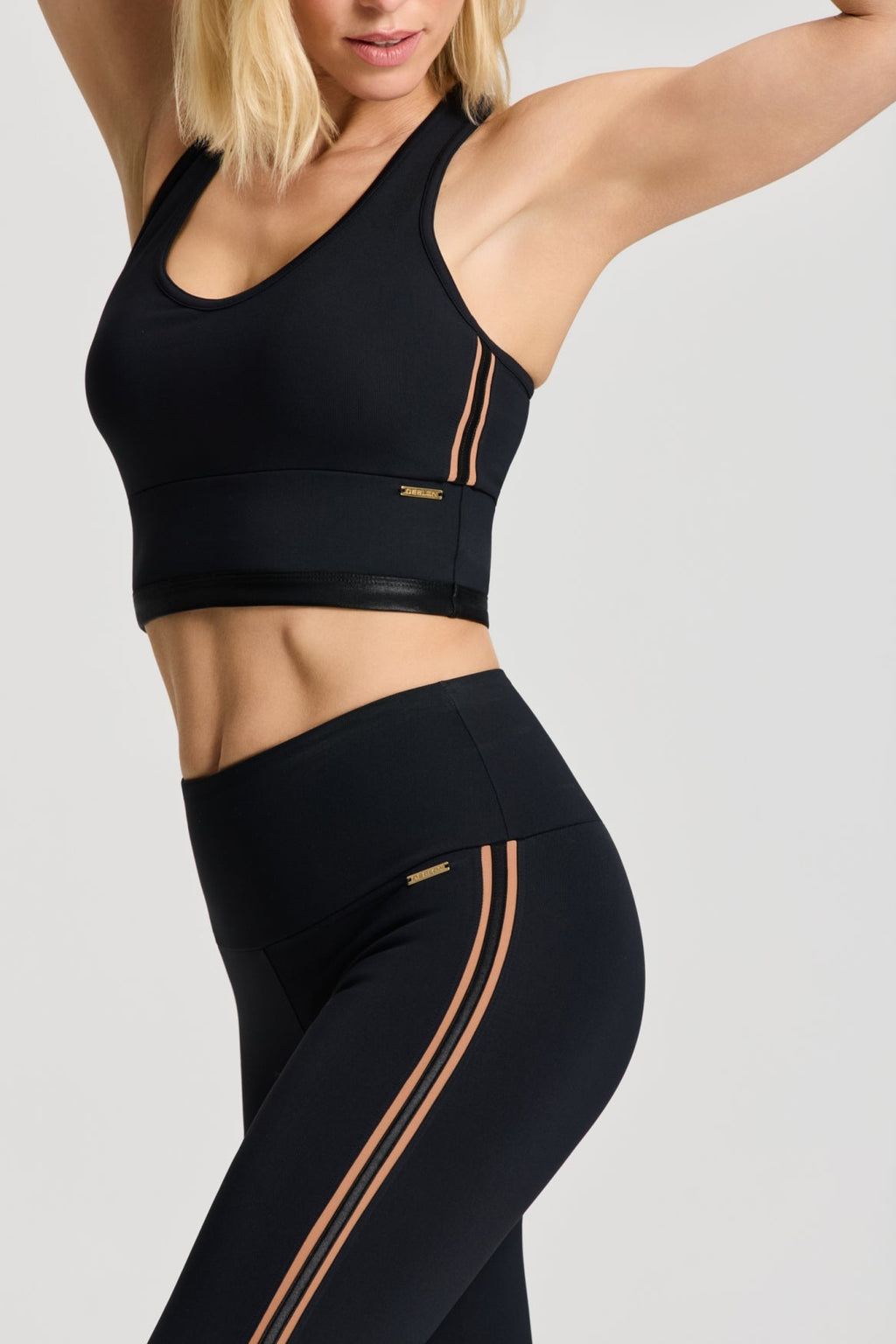 Deblon Sports Jade Leggings in black camel, gedragen door model