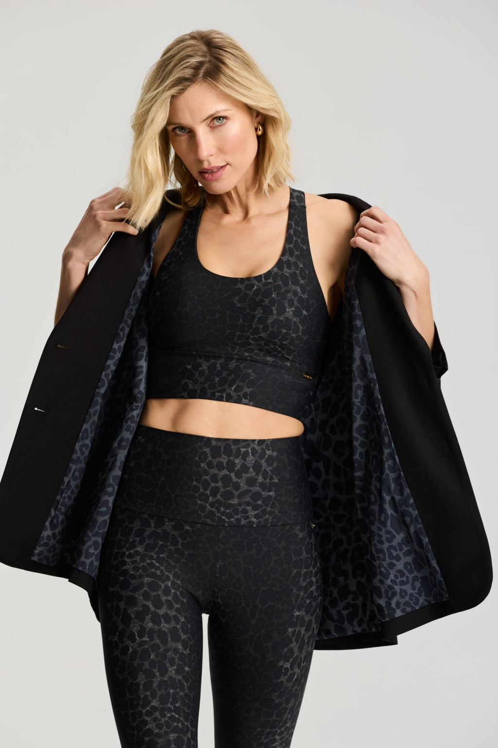 Deblon Sports Sarah Cross Top in Pantera Midnight, gedragen door model