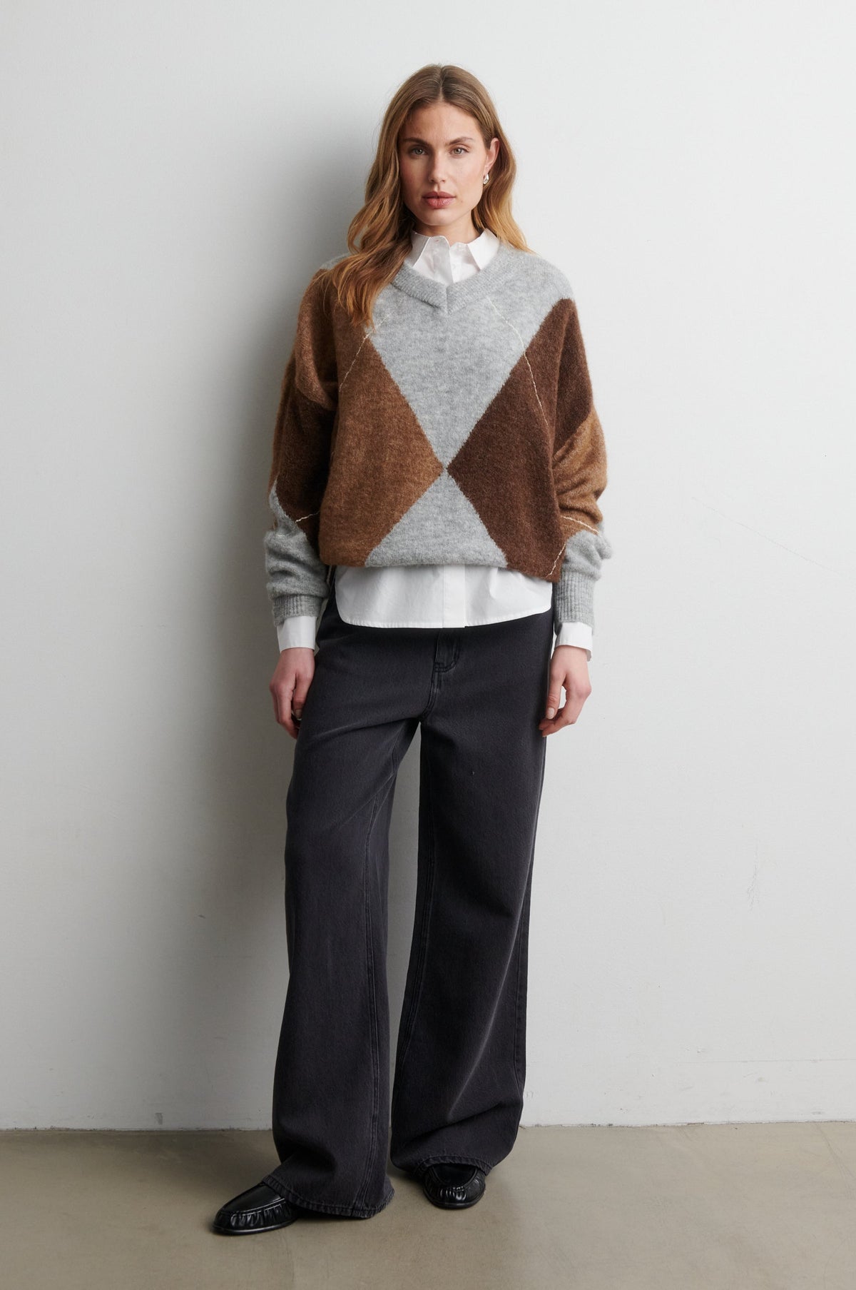 Second Female Forca knit V-neck in lichtgrijs melange, detail van het argyle-patroon