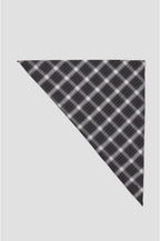 Second Female Genola scarf in zwart met ruitpatroon, detail