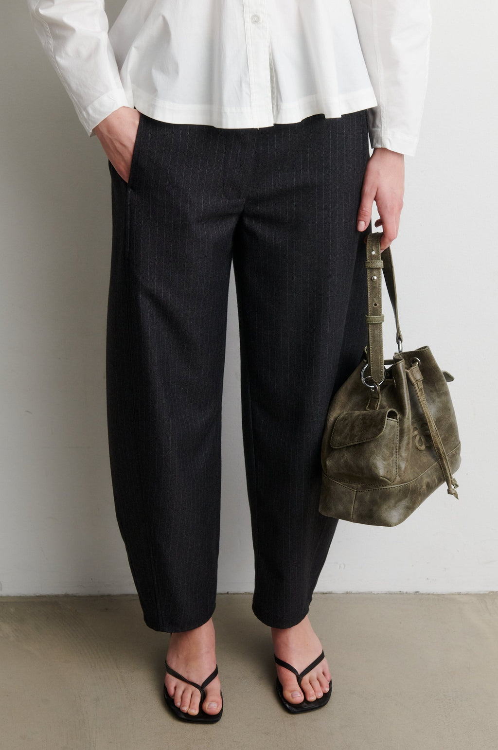 Second Female Vienne barrel trousers in donkergrijs melange