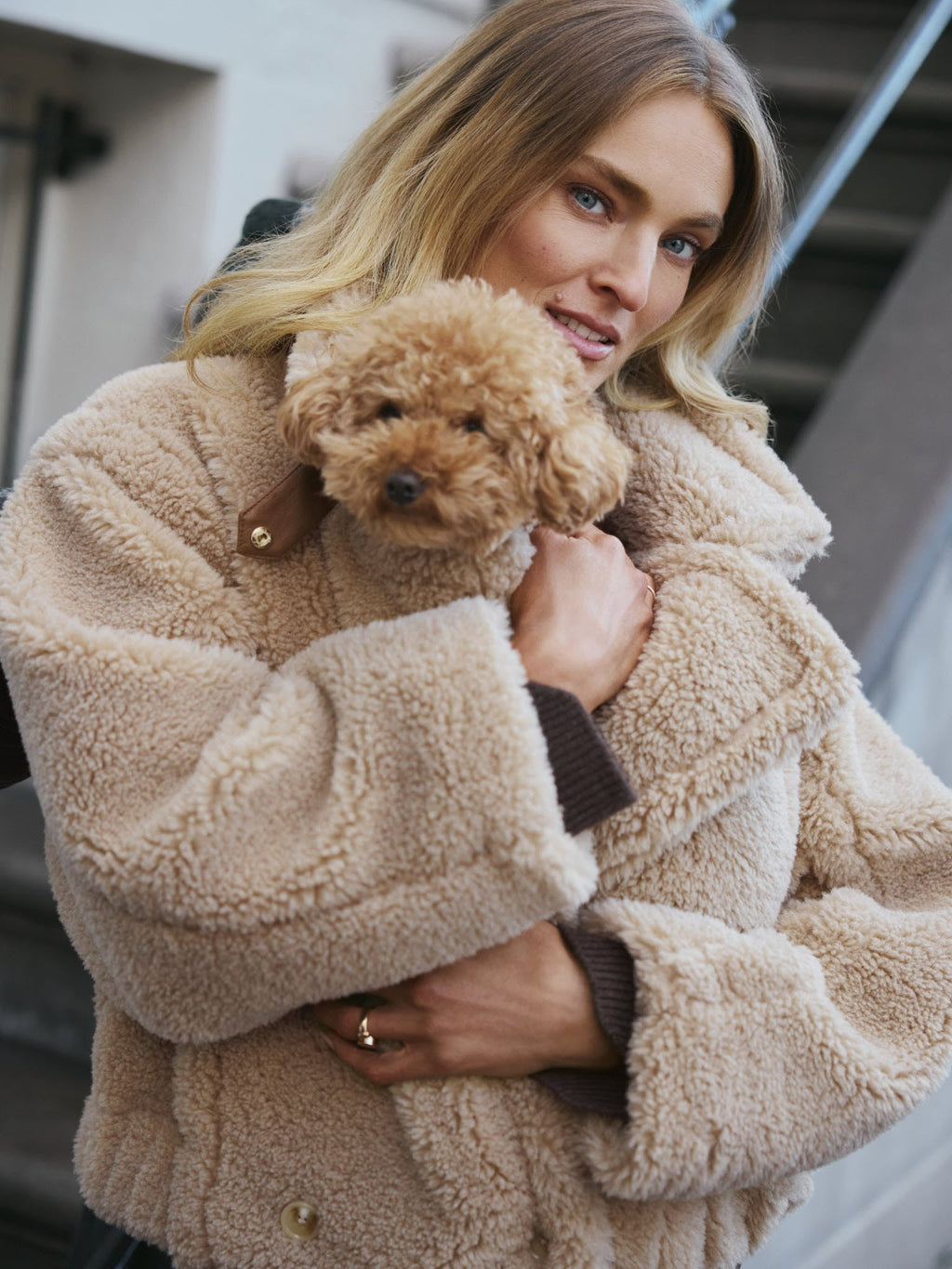 Franzy Jacket van Deblon Sports in sand, gedragen in pose