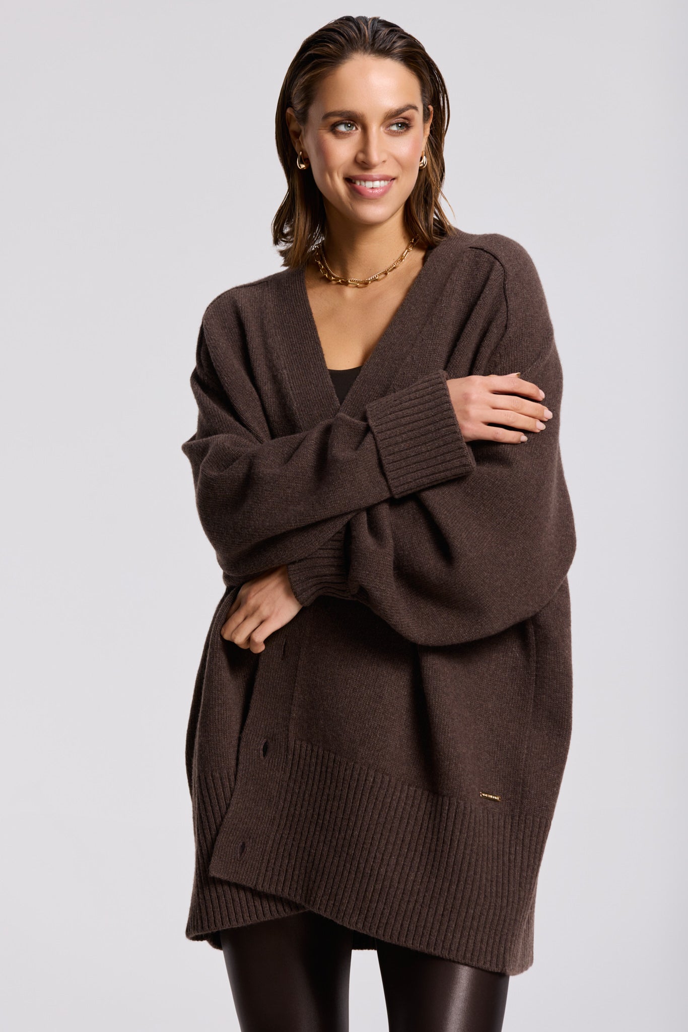 Florence Boyfriend Cardigan van Deblon Sports in cacao melange, gedragen vanaf de zijkant