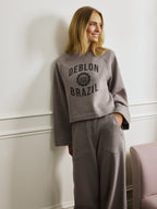 Aymee Sweater van Deblon Sports in brown melange, gedragen door model