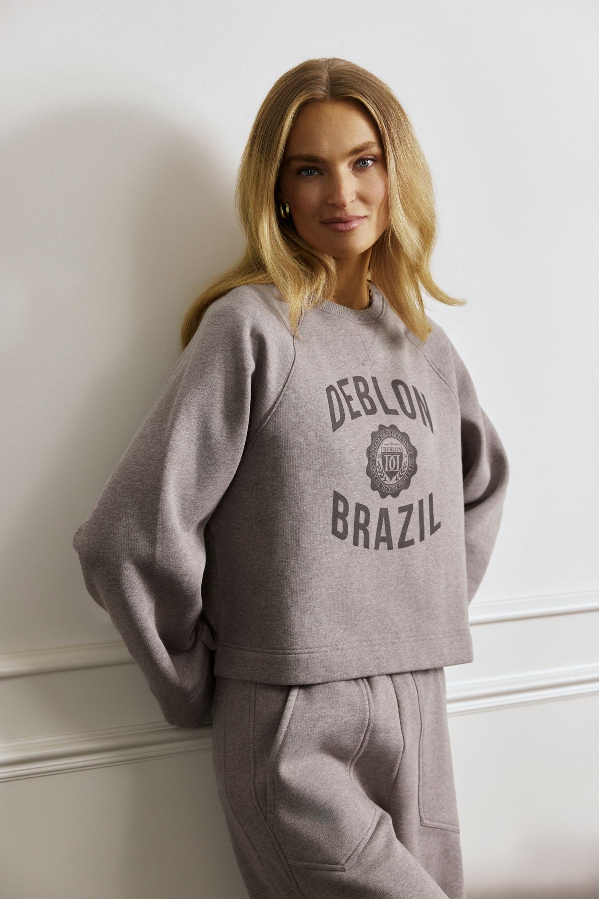 Aymee Sweater van Deblon Sports in brown melange, gedragen door model, derde aanzicht