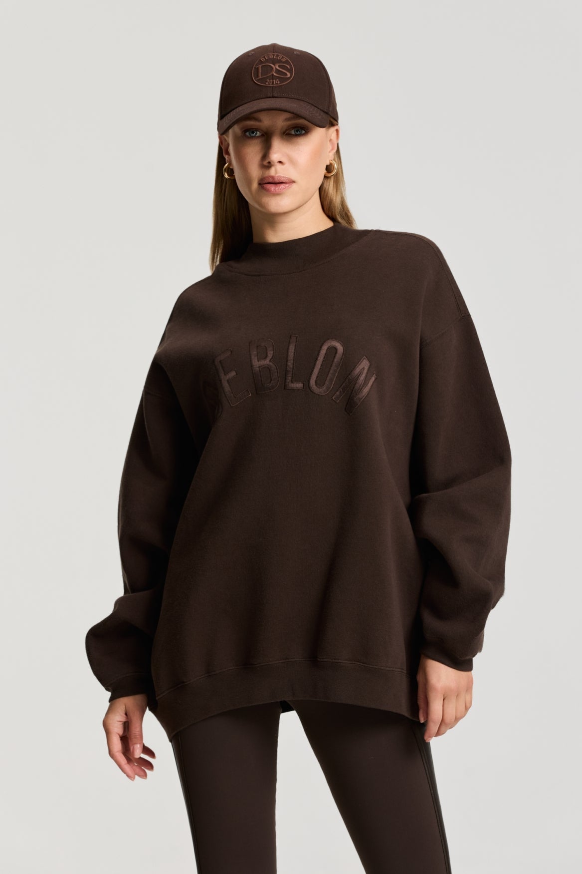 Philaine Sweater van Deblon Sports in dusk brown, gedragen vanaf de zijkant