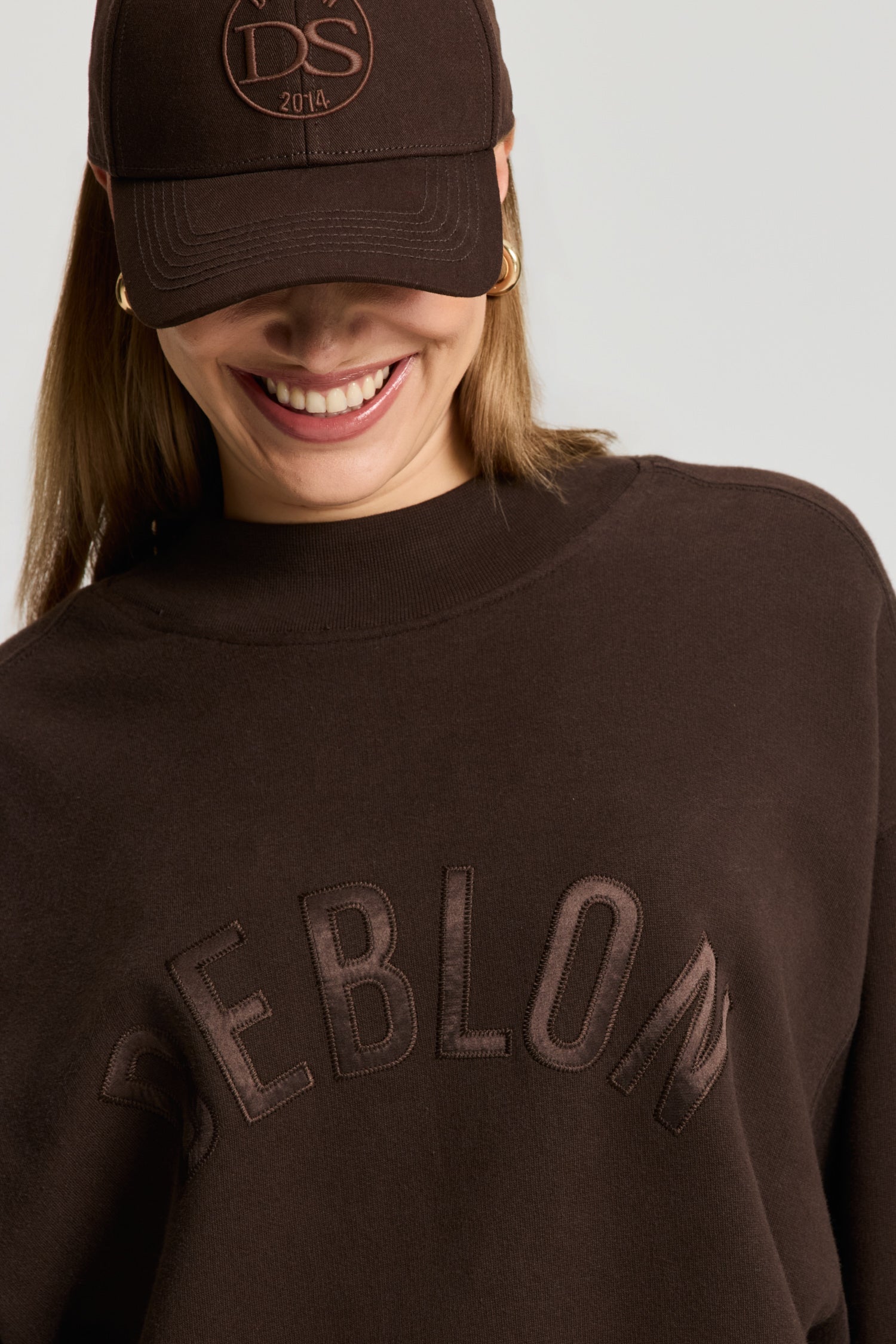 Philaine Sweater van Deblon Sports in dusk brown, gedragen