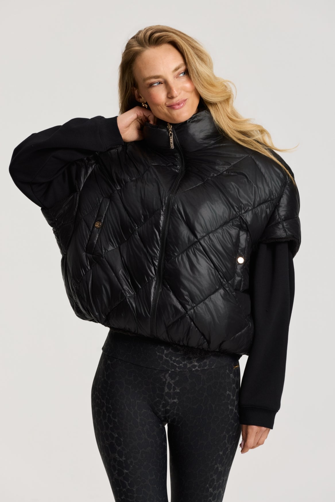 Hazel Reversible Bodywarmer van Deblon Sports in black, gedragen vanaf de zijkant