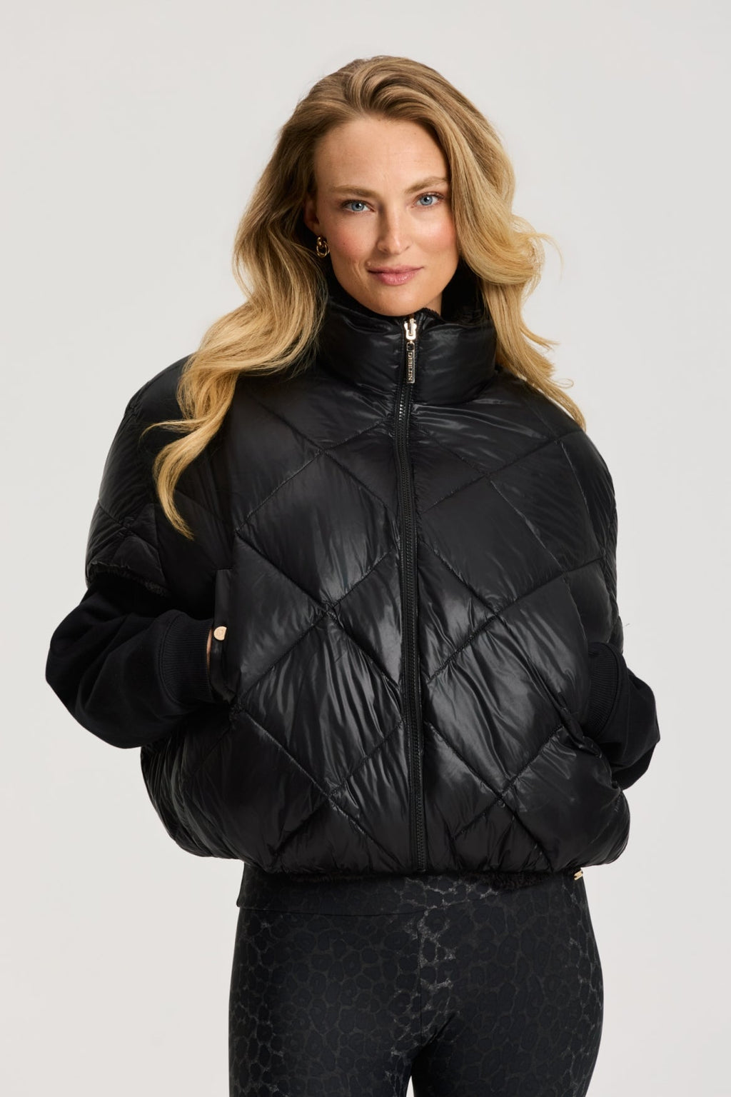 Hazel Reversible Bodywarmer van Deblon Sports in black, gedragen