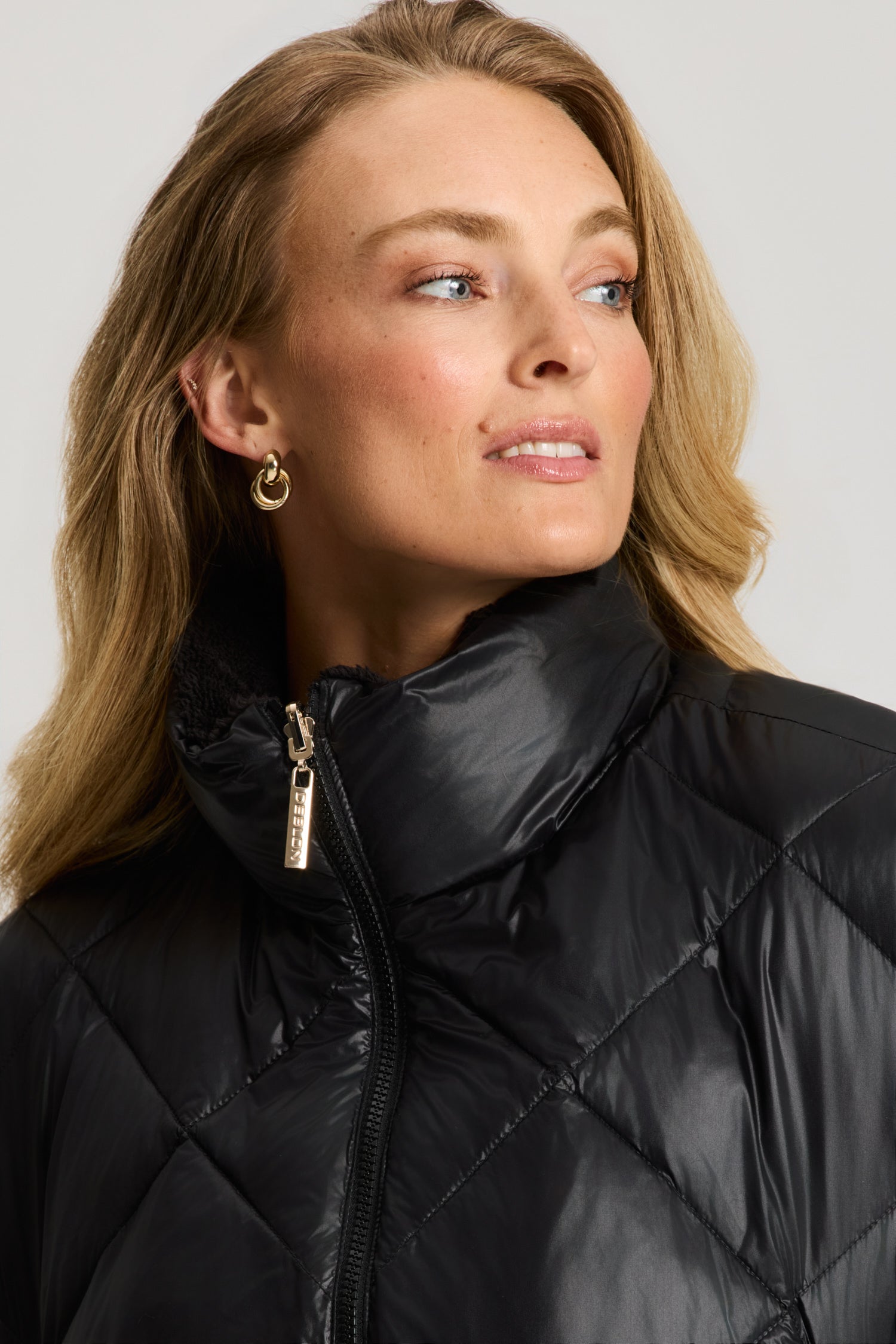 Hazel Reversible Bodywarmer van Deblon Sports in black, gedragen met de fleecezijde