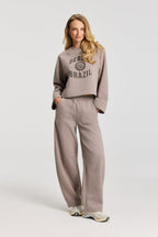 Jayden Wide Leg Jogger van Deblon Sports in brown melange, gedragen door model