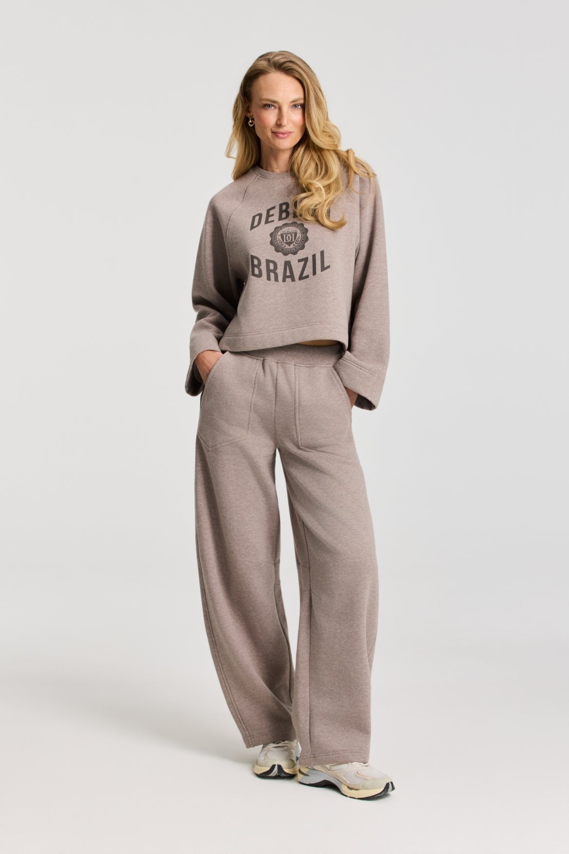 Jayden Wide Leg Jogger van Deblon Sports in brown melange, gedragen door model