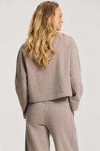 Jayden Wide Leg Jogger van Deblon Sports in brown melange, gedragen door model, tweede aanzicht