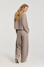 Jayden Wide Leg Jogger van Deblon Sports in brown melange, gedragen door model, derde aanzicht