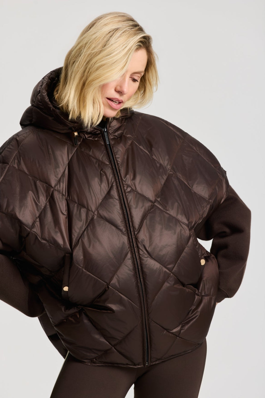 Bowie Cape van Deblon Sports in dusk brown, gedragen vanaf de zijkant