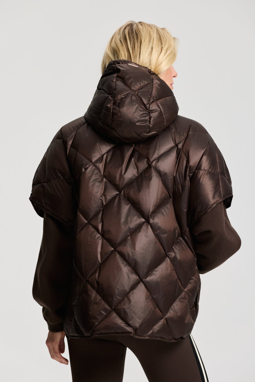 Bowie Cape van Deblon Sports in dusk brown, gedragen met capuchon