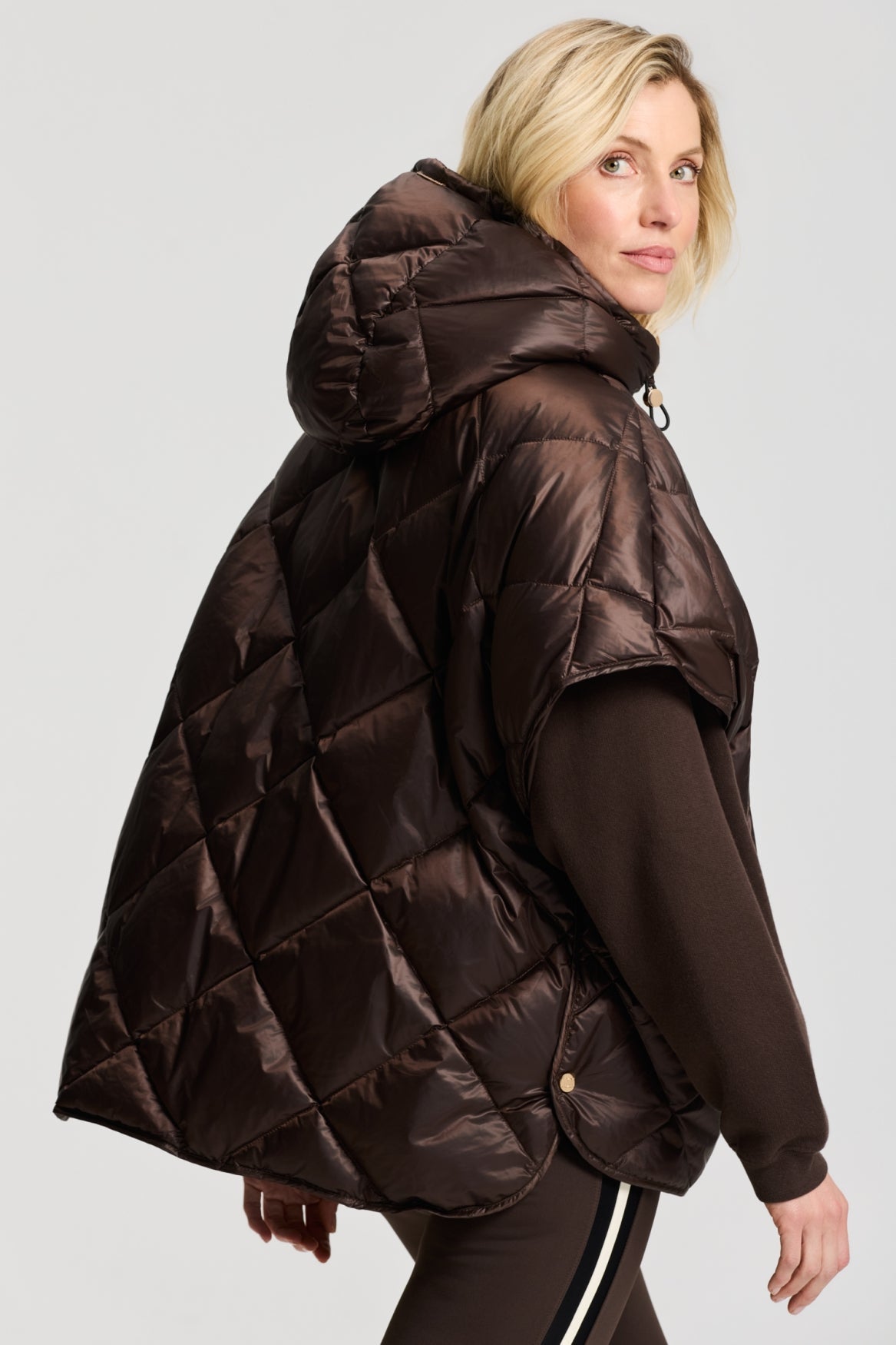 Bowie Cape van Deblon Sports in dusk brown, gedragen