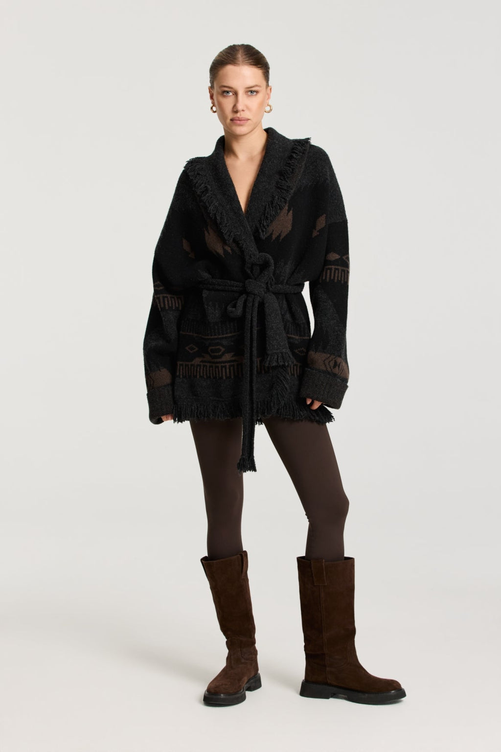 Ymke Cardigan van Deblon Sports in dusk brown black sand, gedragen in pose