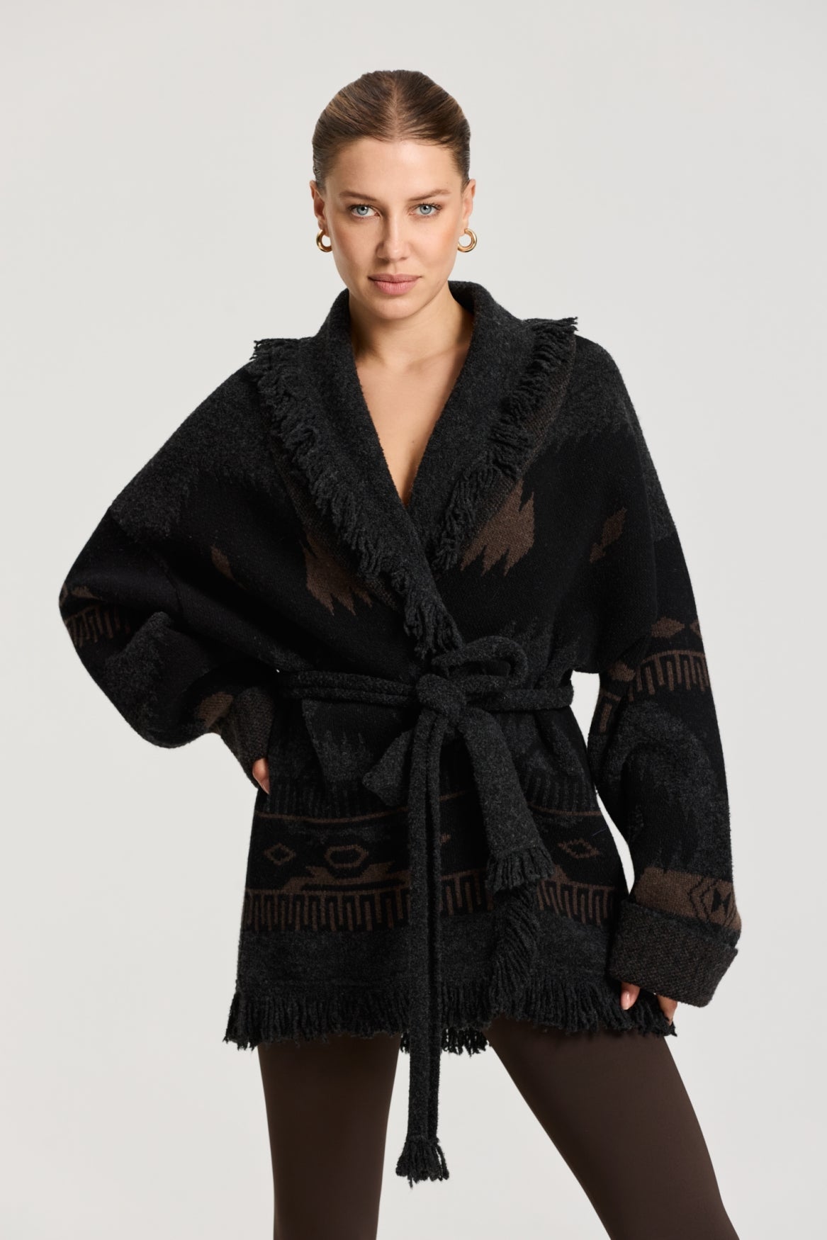 Ymke Cardigan van Deblon Sports in dusk brown black sand, gedragen