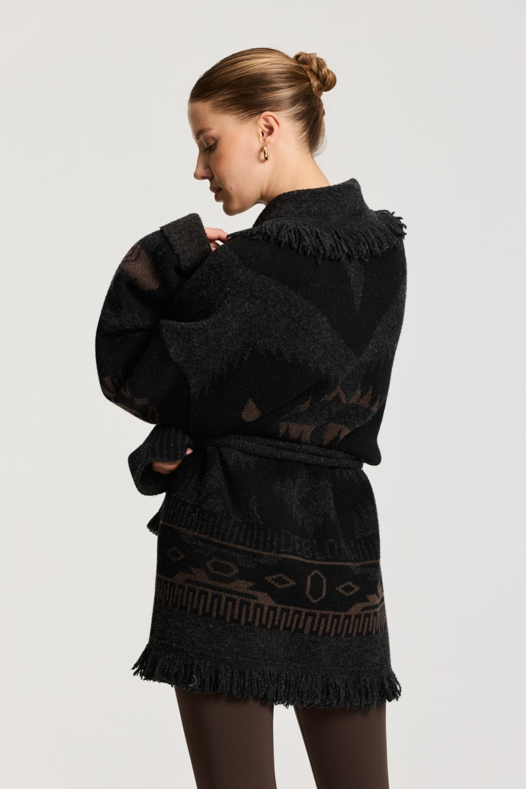 Ymke Cardigan van Deblon Sports in dusk brown black sand, gedragen vanaf de zijkant